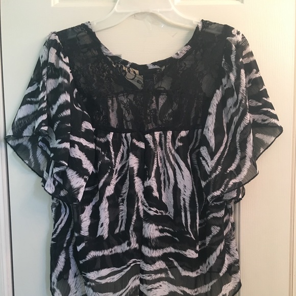 🦓Ladies Size Medium Animal Print Blouse - Picture 2 of 8